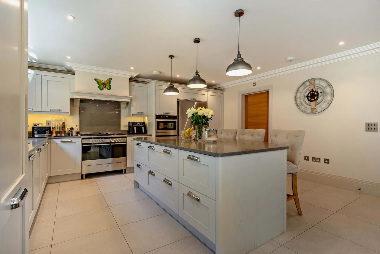 Bagshot Road, West End, GU24, photo 6