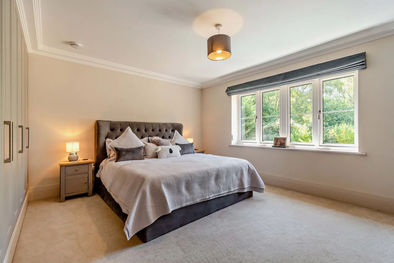 Bagshot Road, West End, GU24, photo 17