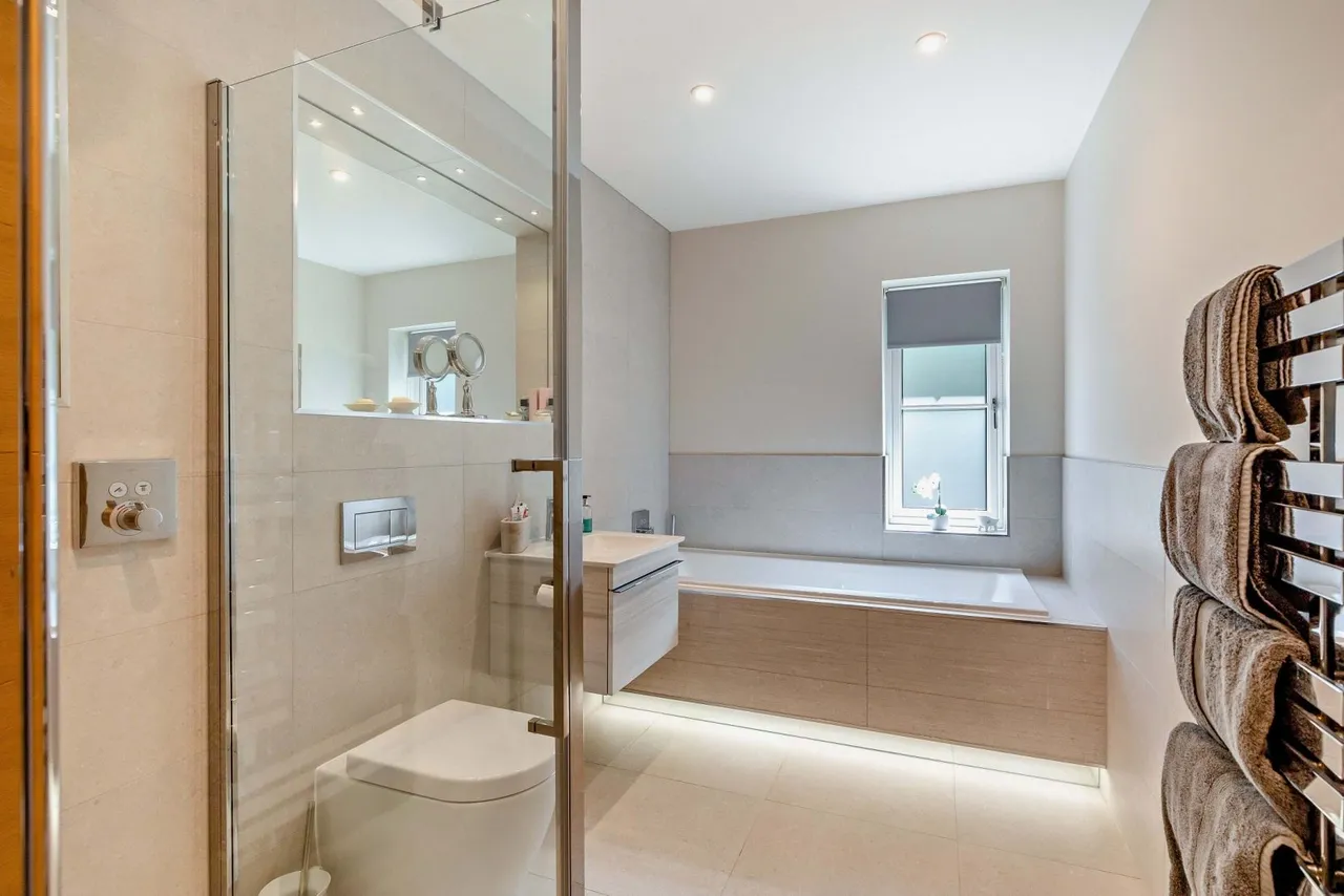 Bagshot Road, West End, GU24, photo 21