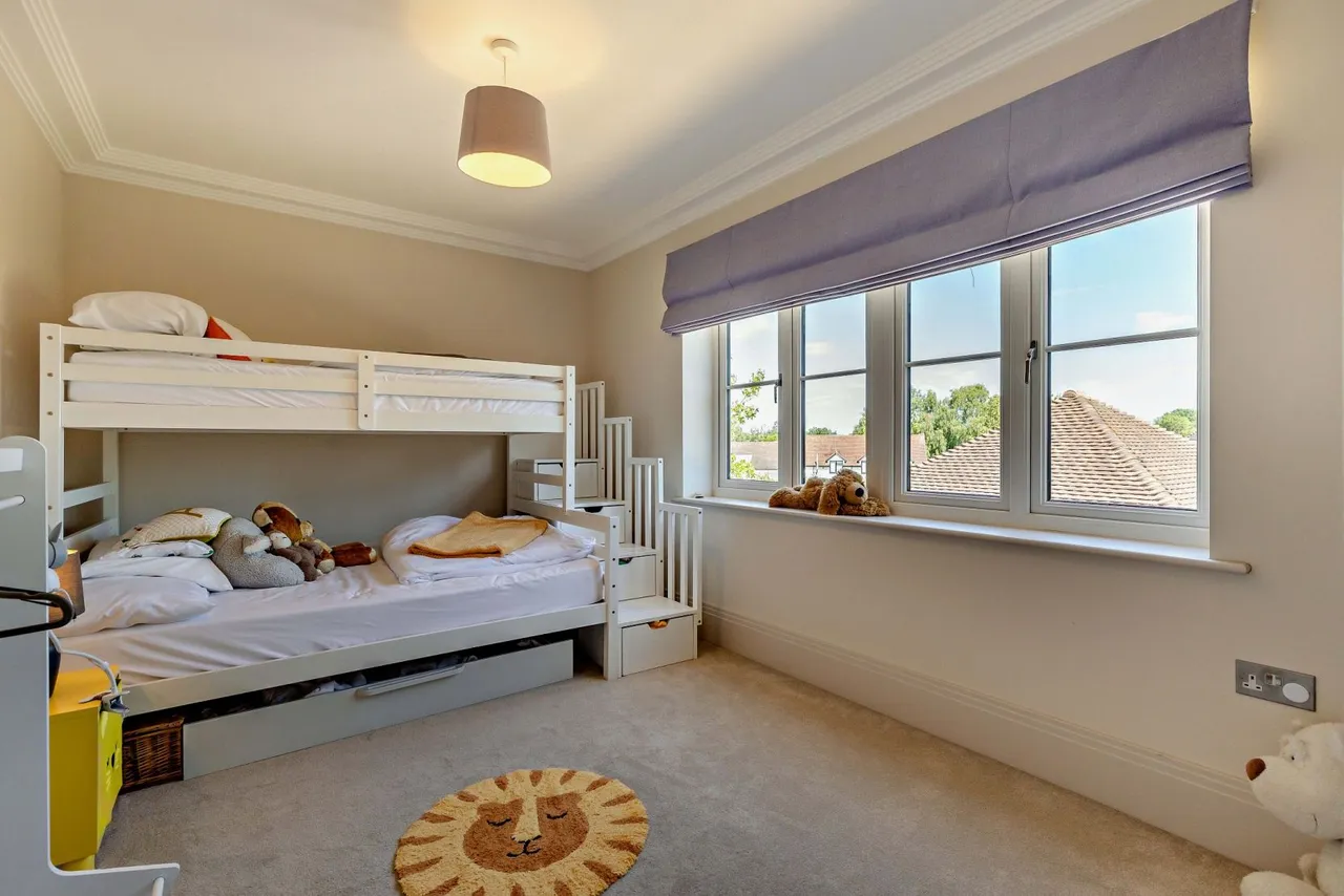 Bagshot Road, West End, GU24, photo 19