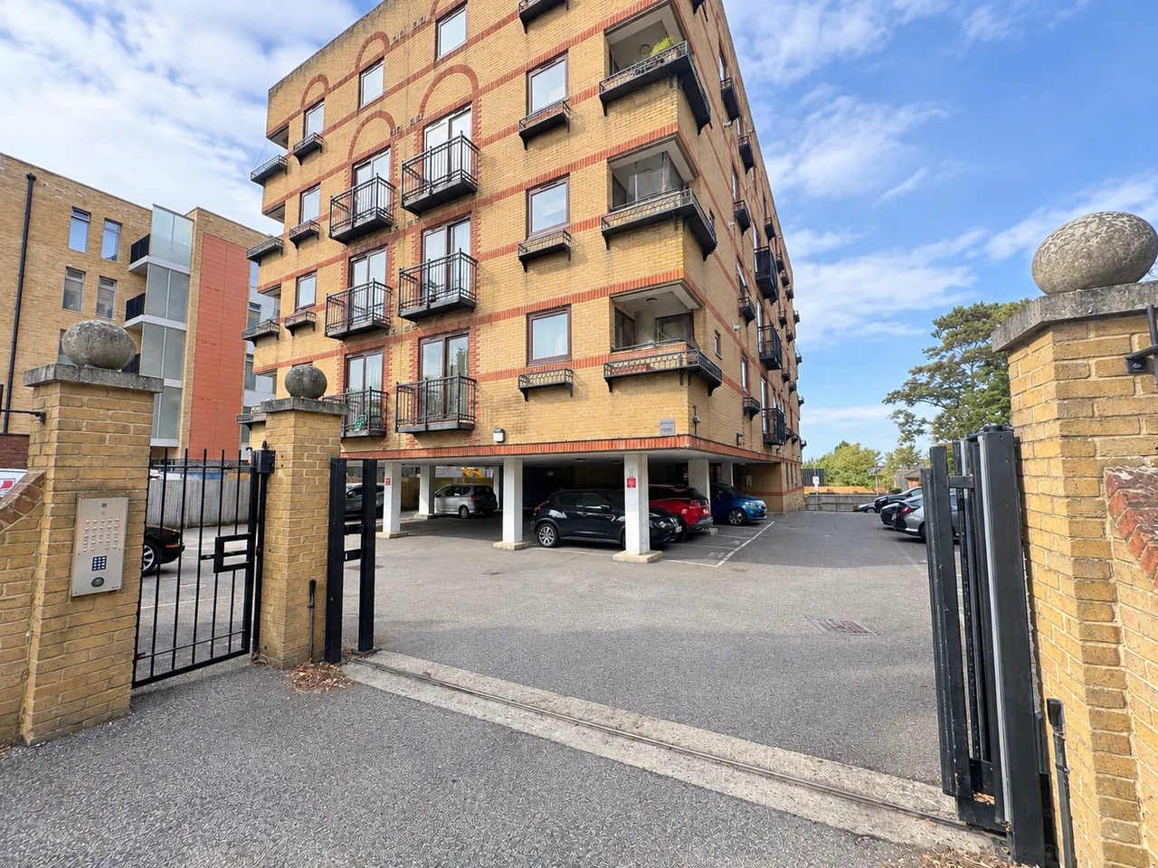 2 bed flat to rent, Oxford Road, Aylesbury, HP19
