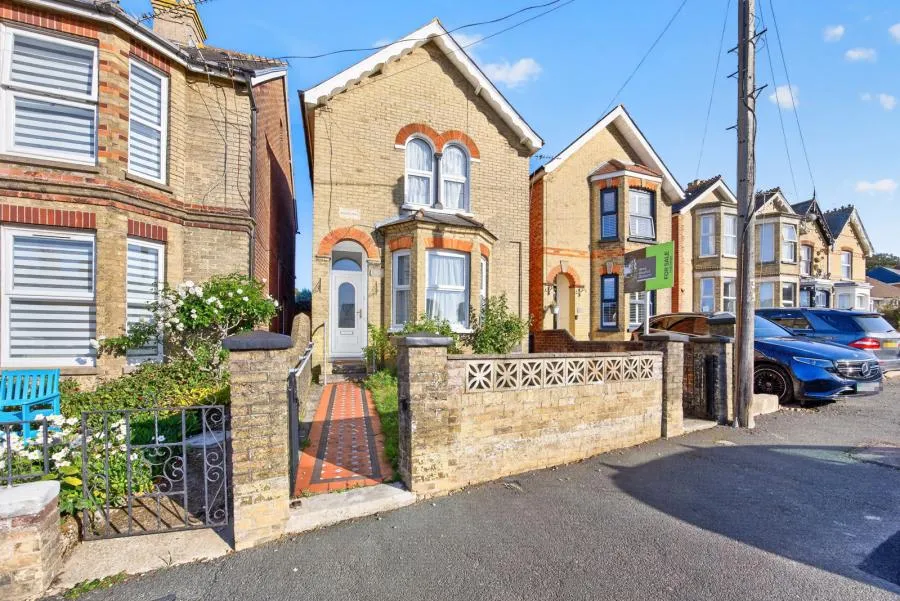 4 bed house for sale, Adelaide Grove, East Cowes, PO32