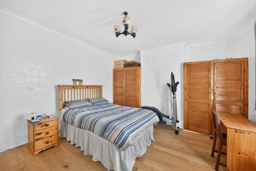 Adelaide Grove, East Cowes, PO32, photo 3