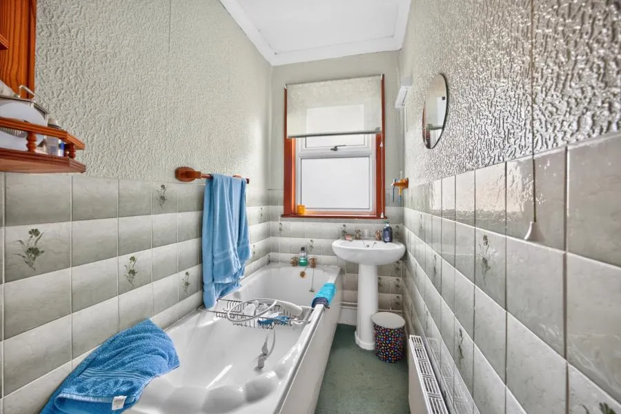 Adelaide Grove, East Cowes, PO32, photo 12