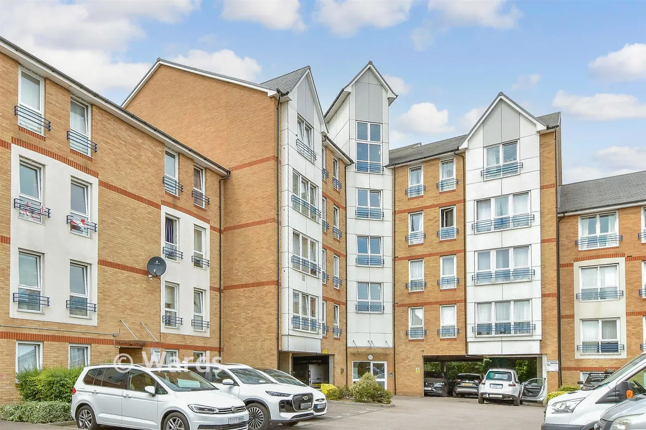 2 bed flat for sale, Stuart Road, Gravesend, DA11