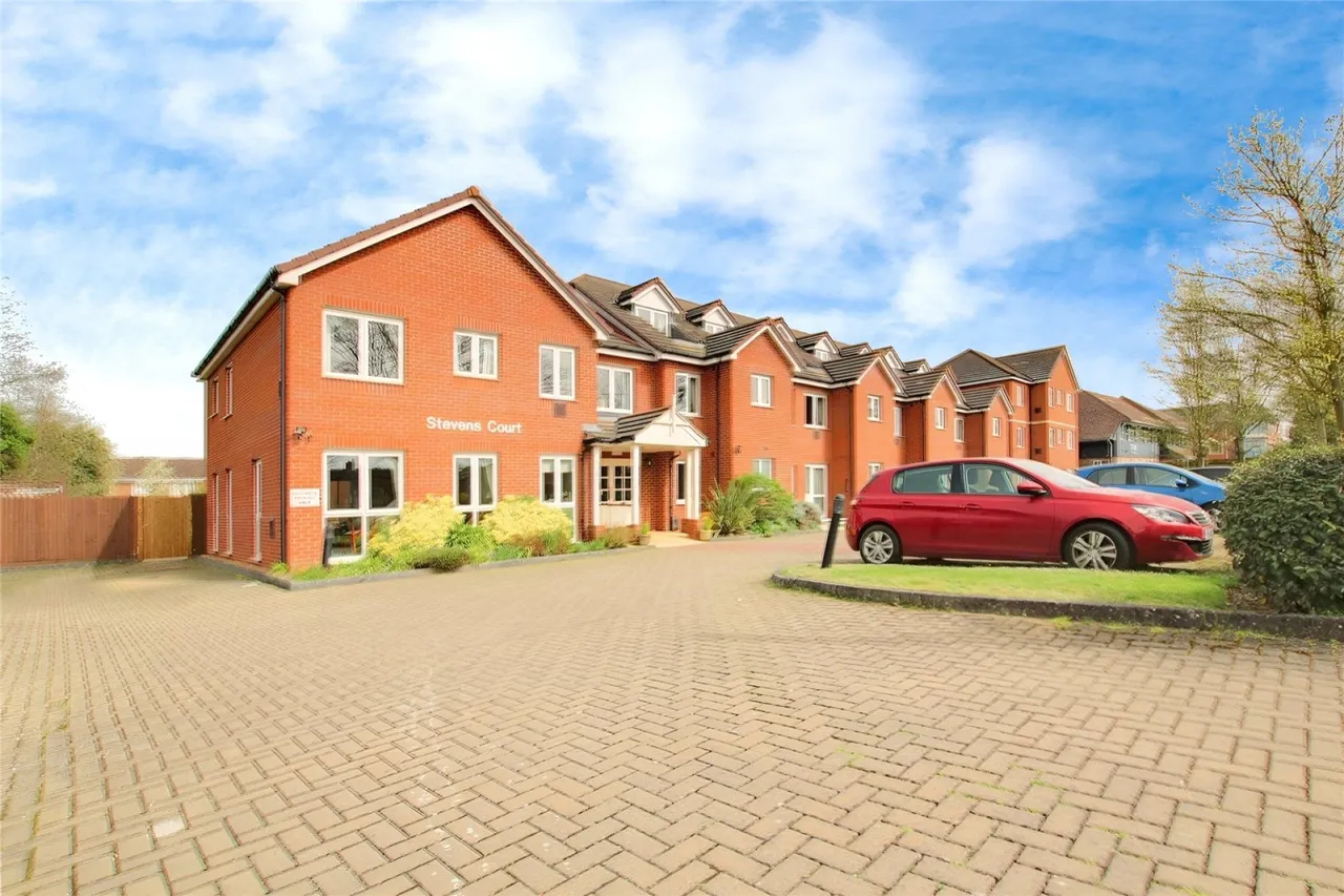 2 bed flat for sale, Reading Road, Winnersh, RG41