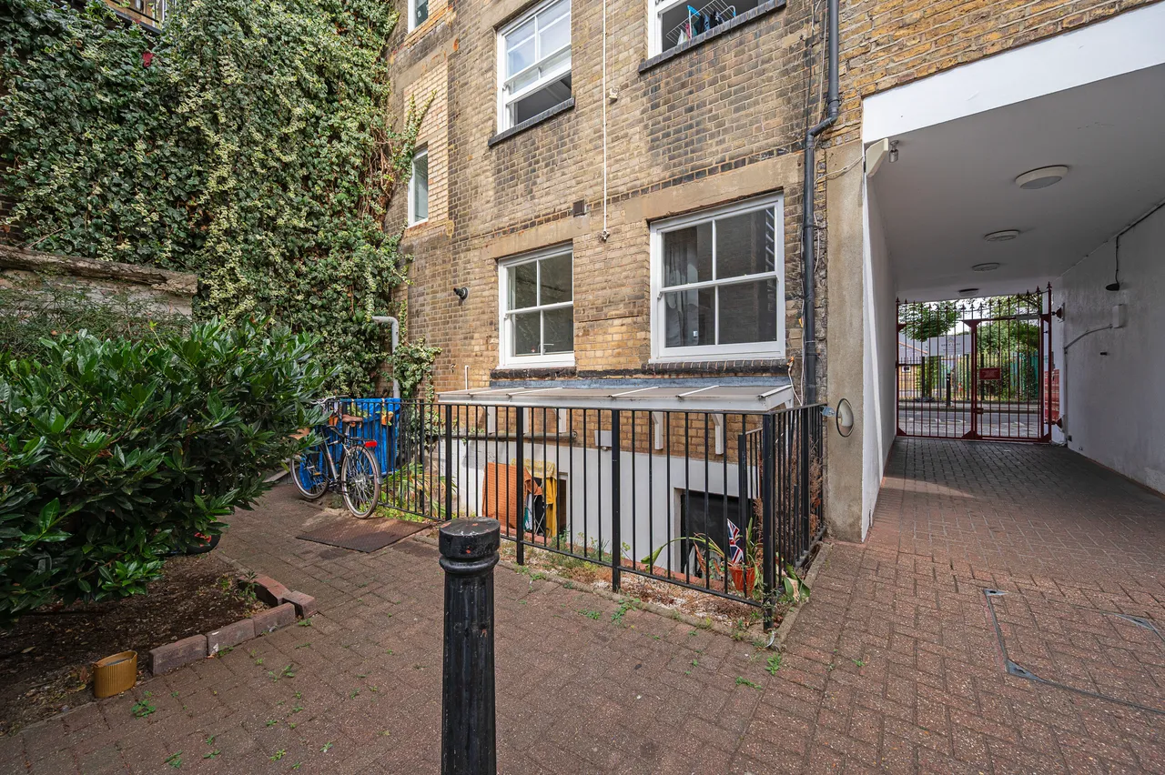 Basement Flat, 46 Bacon Street, London, photo 6