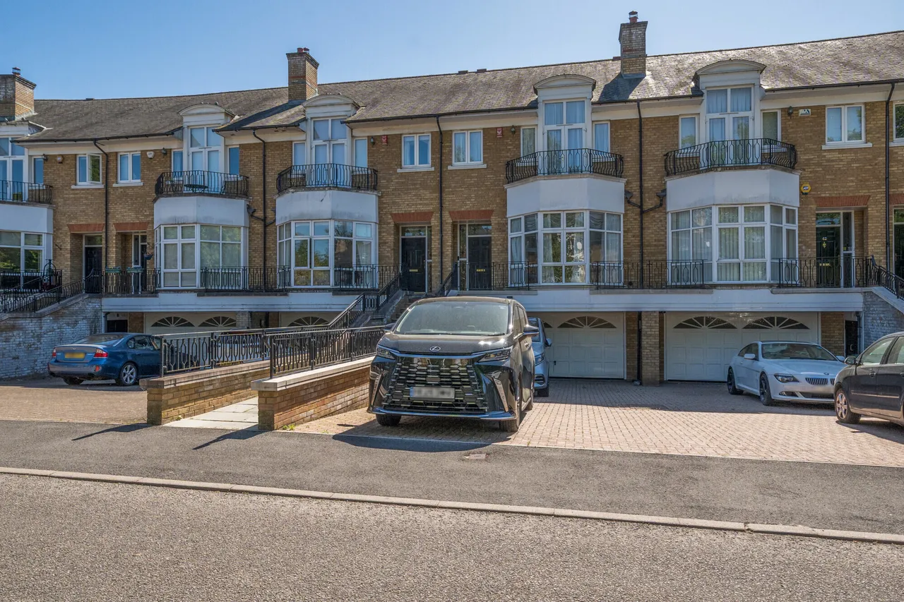 St. Davids Drive, Egham, TW20, photo 2