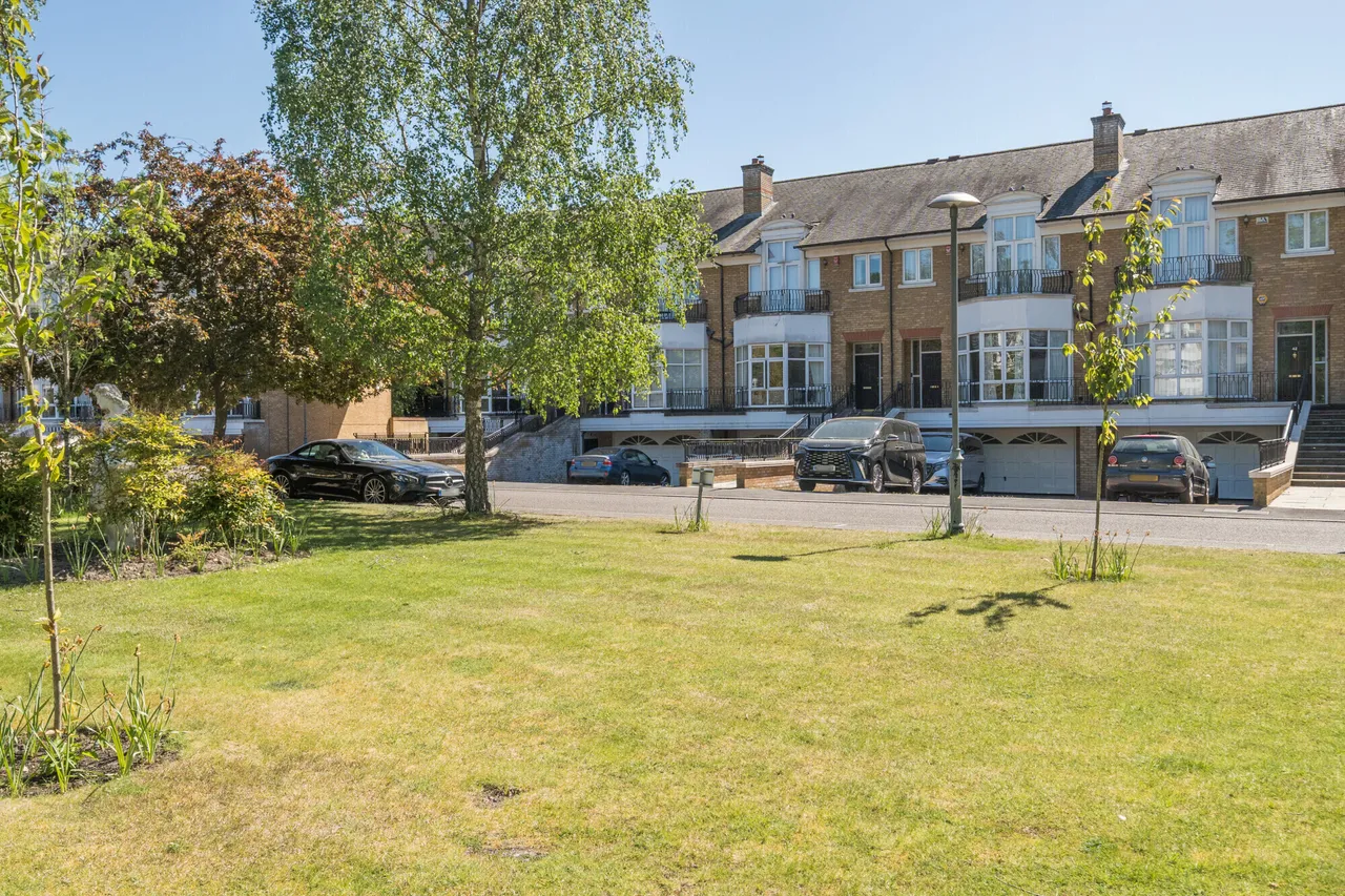 5 bed house for sale — St. Davids Drive, Egham, TW20