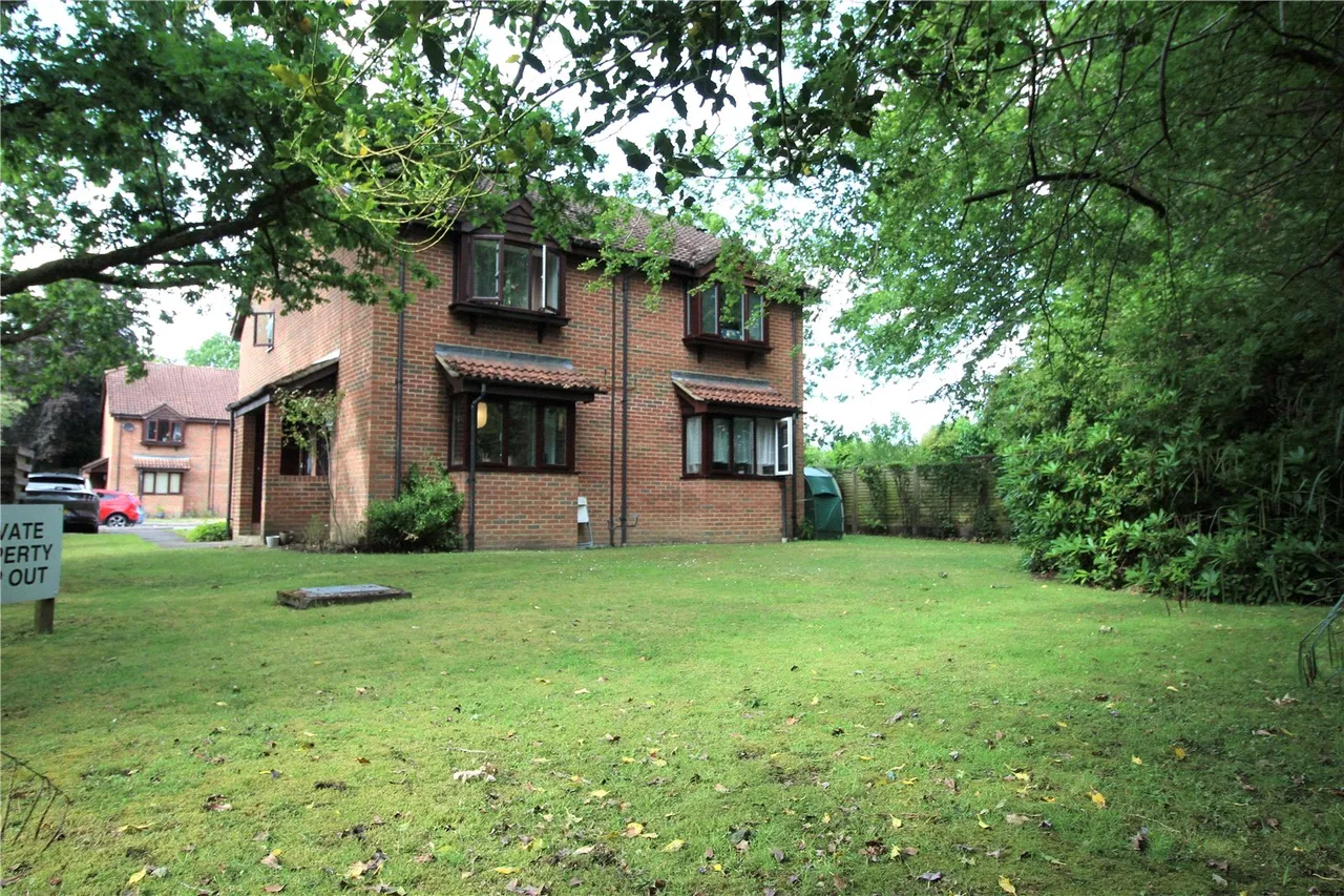 St. Michaels Close, Fleet, GU51, photo 6
