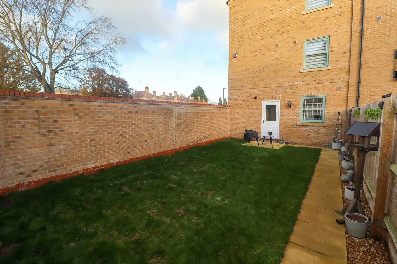 Central Avenue, Brampton, PE28, photo 26