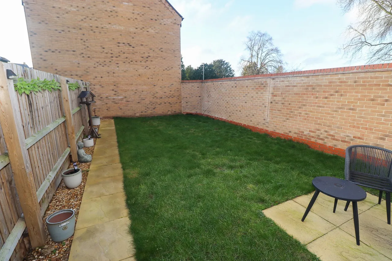 Central Avenue, Brampton, PE28, photo 25