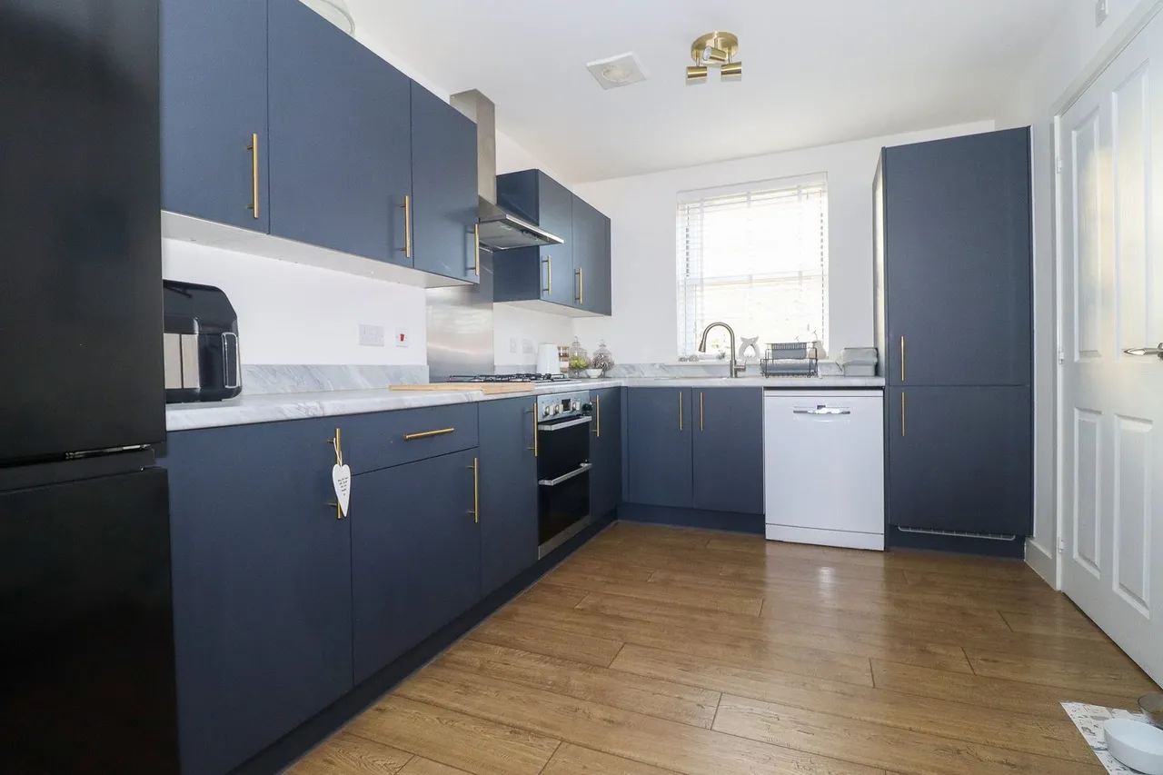 Central Avenue, Brampton, PE28, photo 4