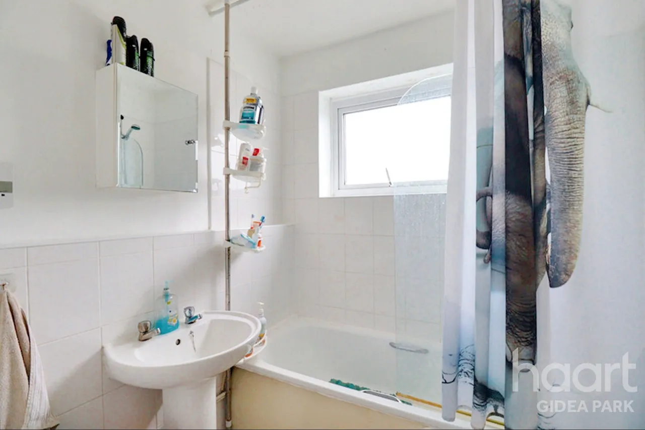 Station Road, Gidea Park, RM2, photo 8