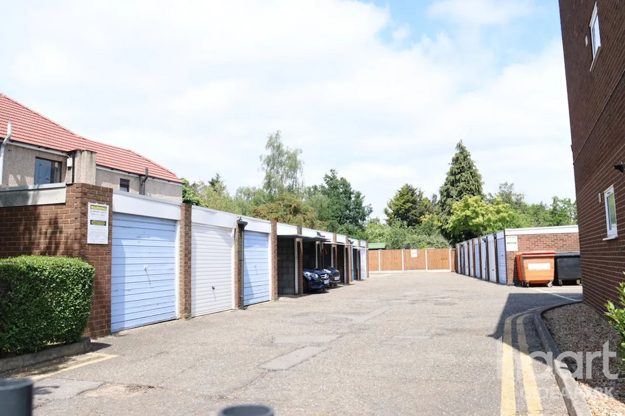 Station Road, Gidea Park, RM2, photo 3