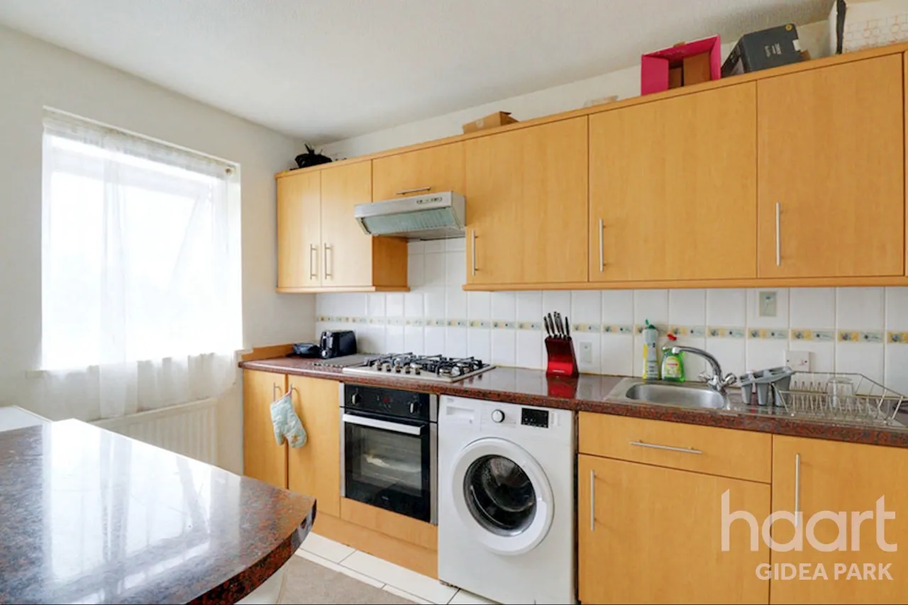 Station Road, Gidea Park, RM2, photo 5