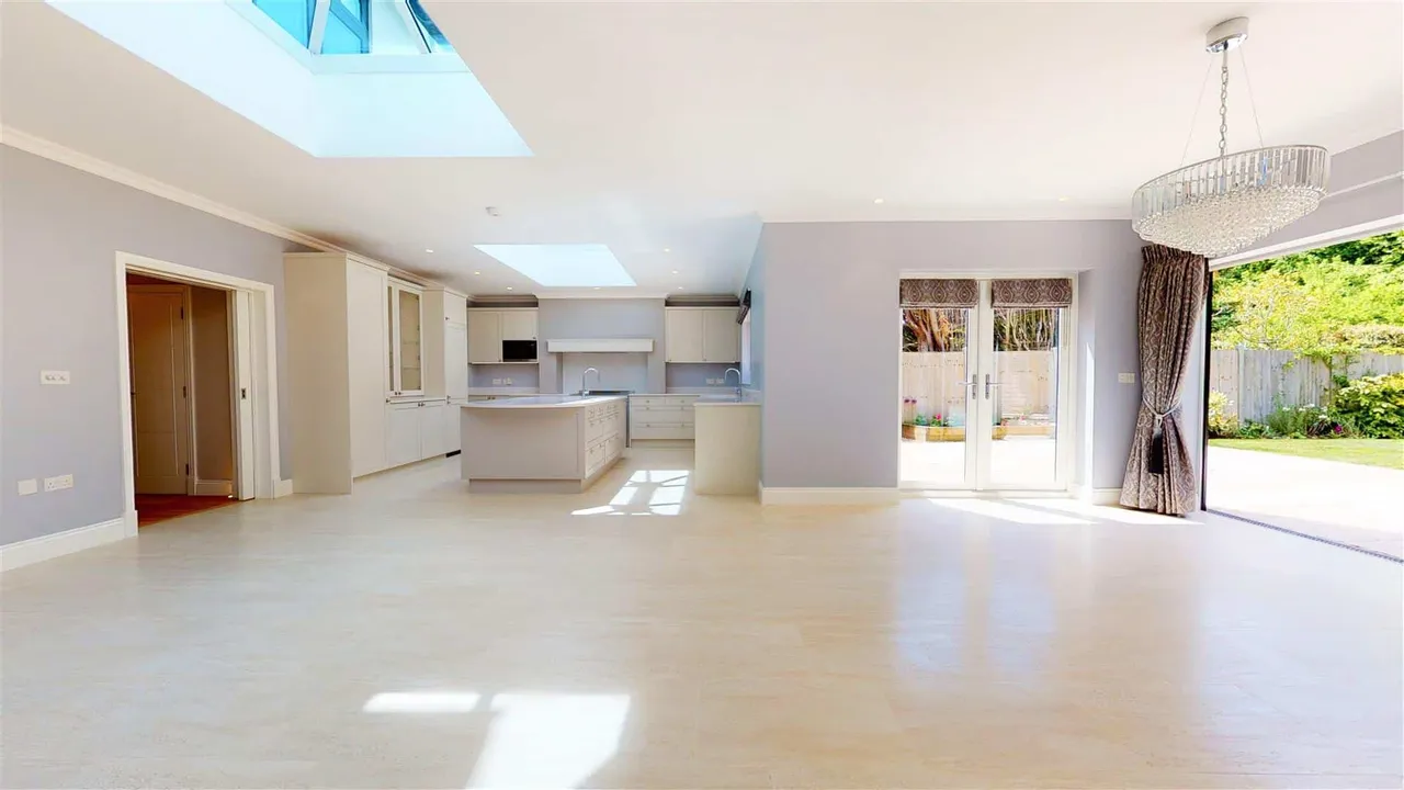 Stradbroke Grove, Buckhurst Hill, photo 4