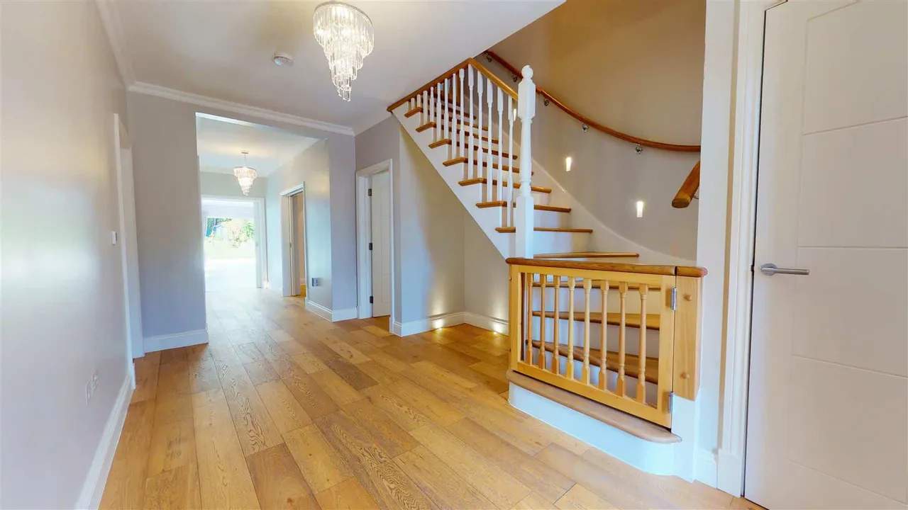 Stradbroke Grove, Buckhurst Hill, photo 2