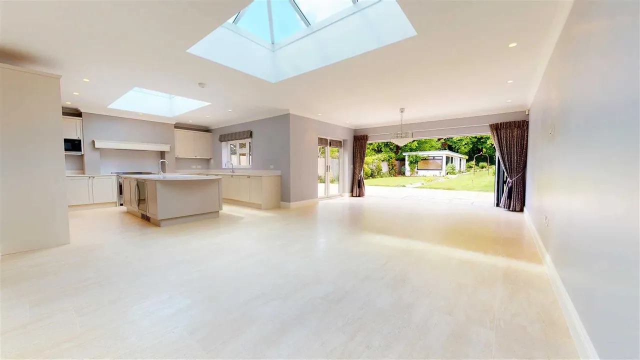 Stradbroke Grove, Buckhurst Hill, photo 3