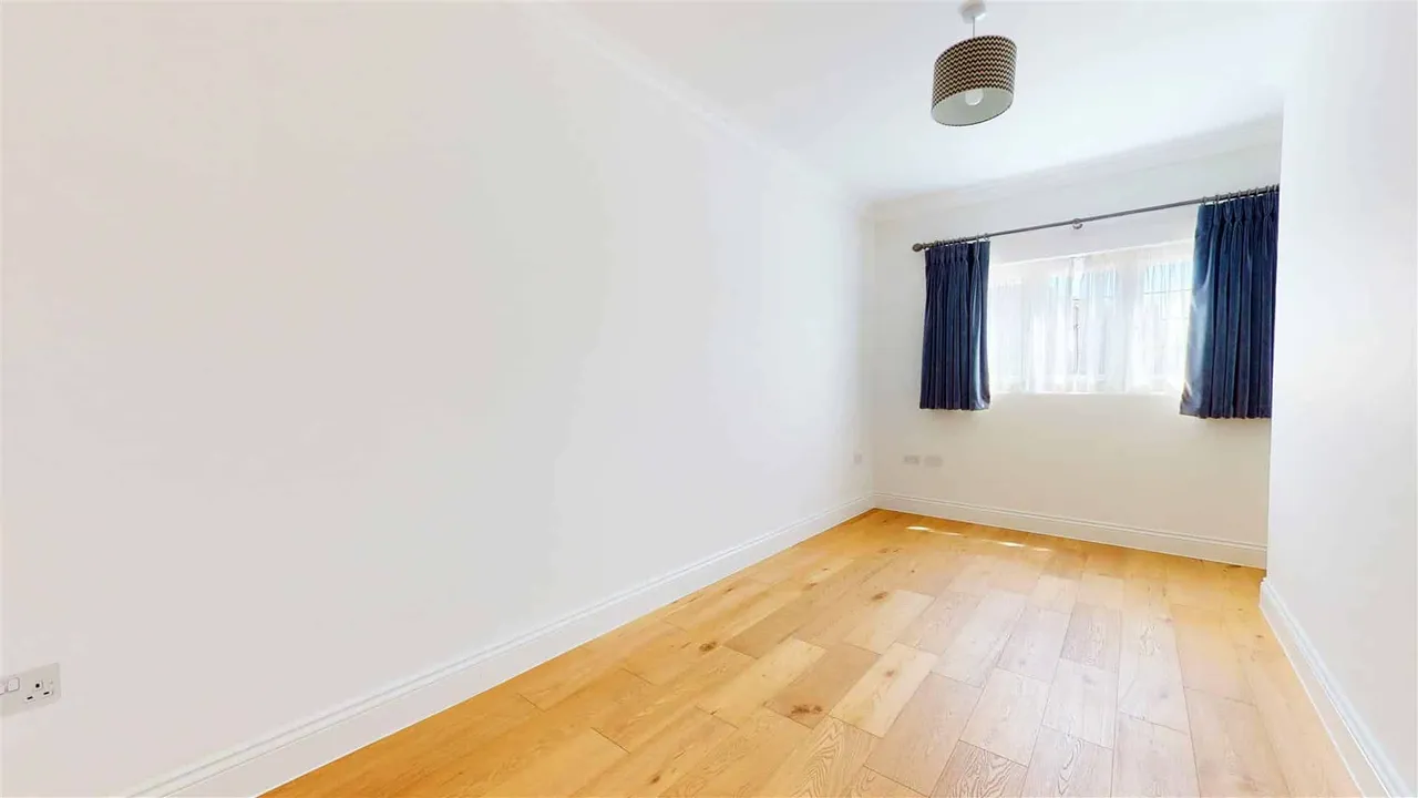 Stradbroke Grove, Buckhurst Hill, photo 9