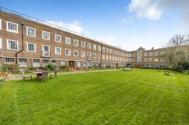 3 bed flat for sale, Corringham Road, Hampstead Garden Suburb, NW11