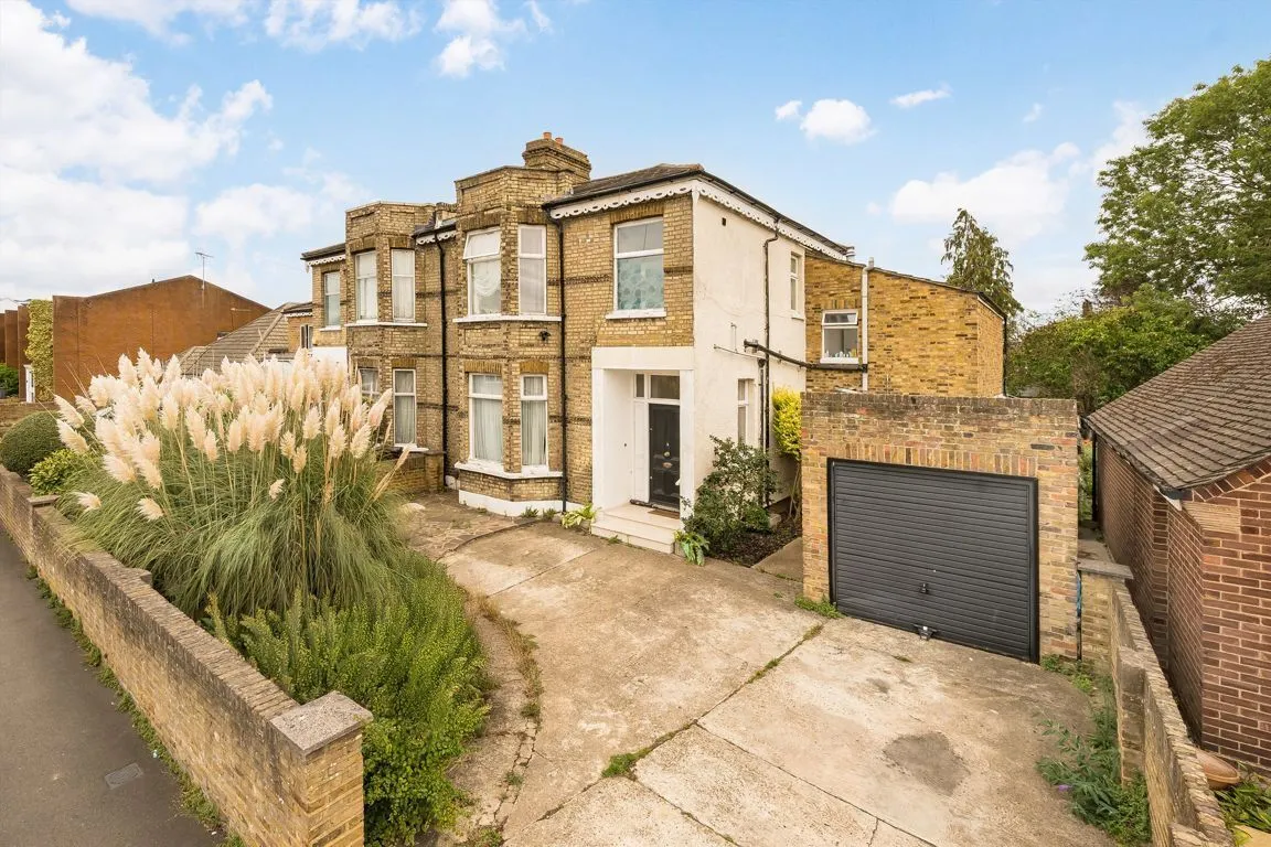 4 bed property to rent, Swan Road, TW13