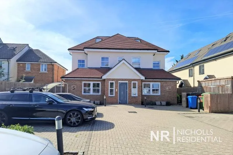 Cox Lane, Ewell, KT19, photo 3