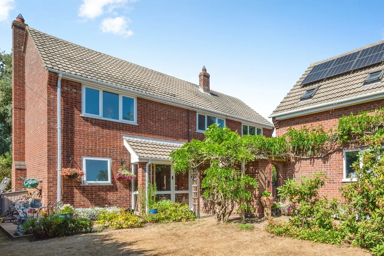 4 bed house for sale — The Street, Sutton, Norwich