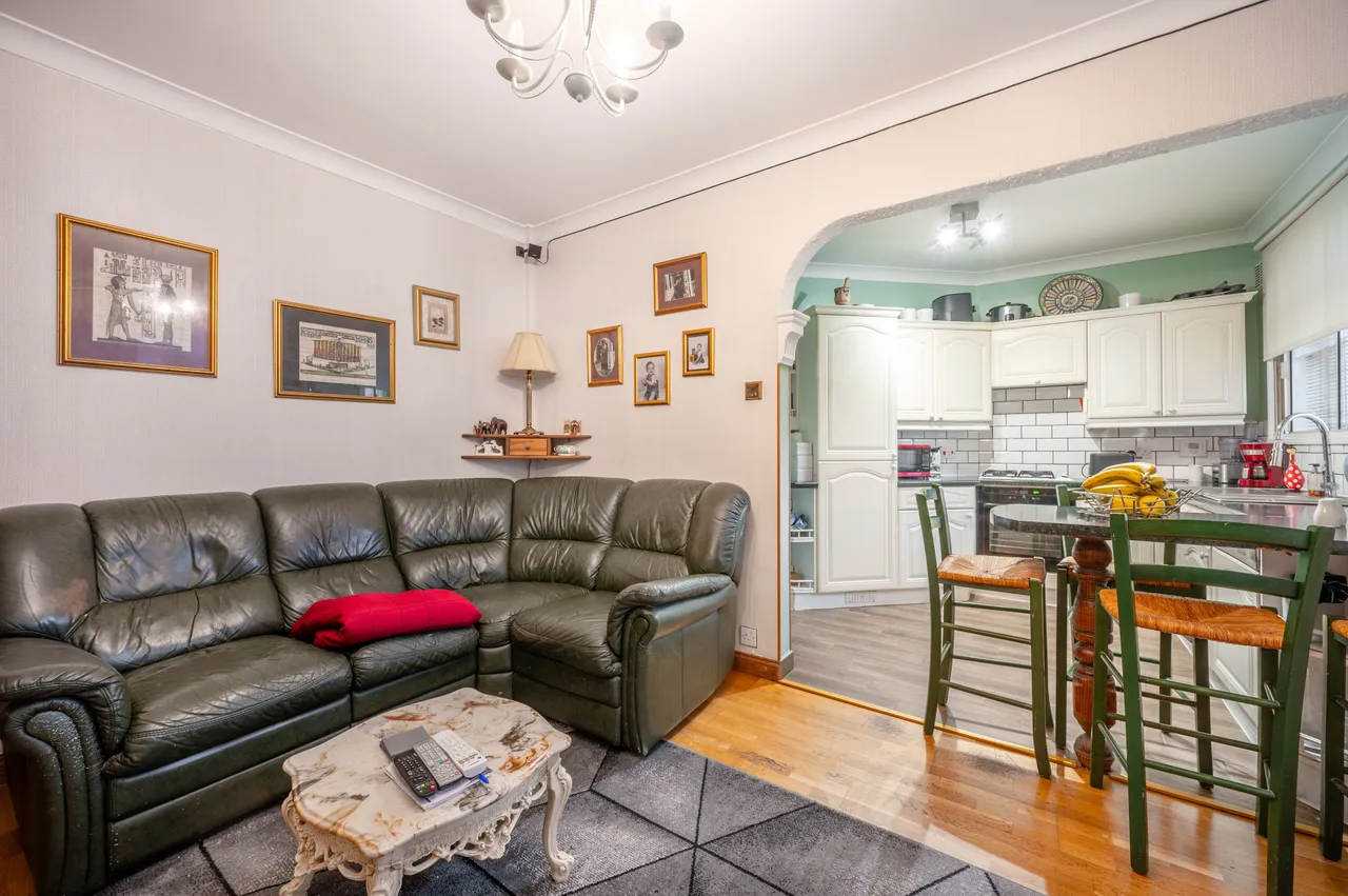 2 bed flat for sale — 132 Neasden Lane, London