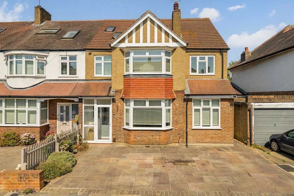 5 bed property for sale, Links View Road, TW12
