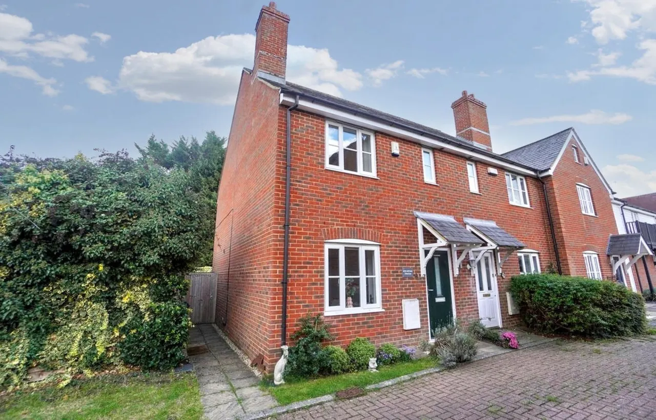2 bed house for sale, West Court, Downley, HP13