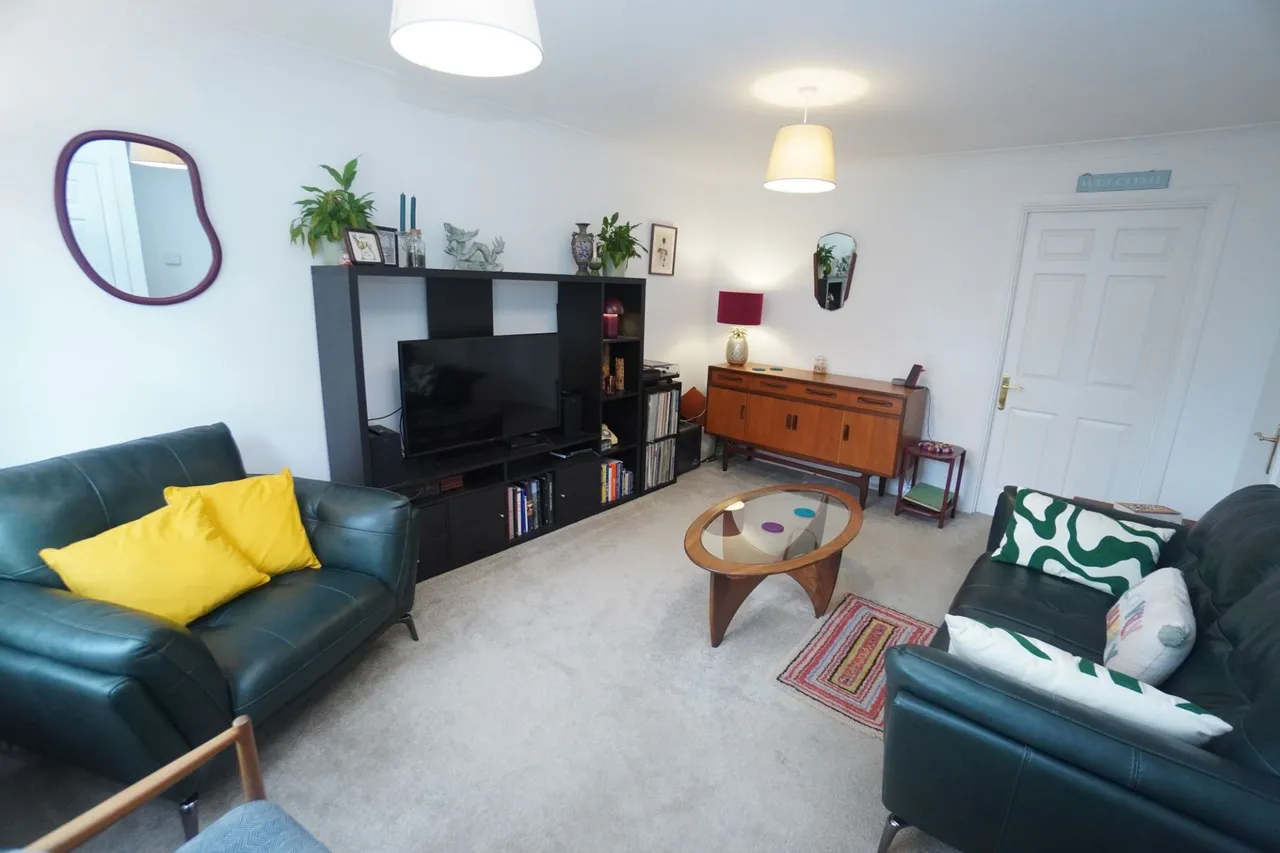 West Court, Downley, HP13, photo 3