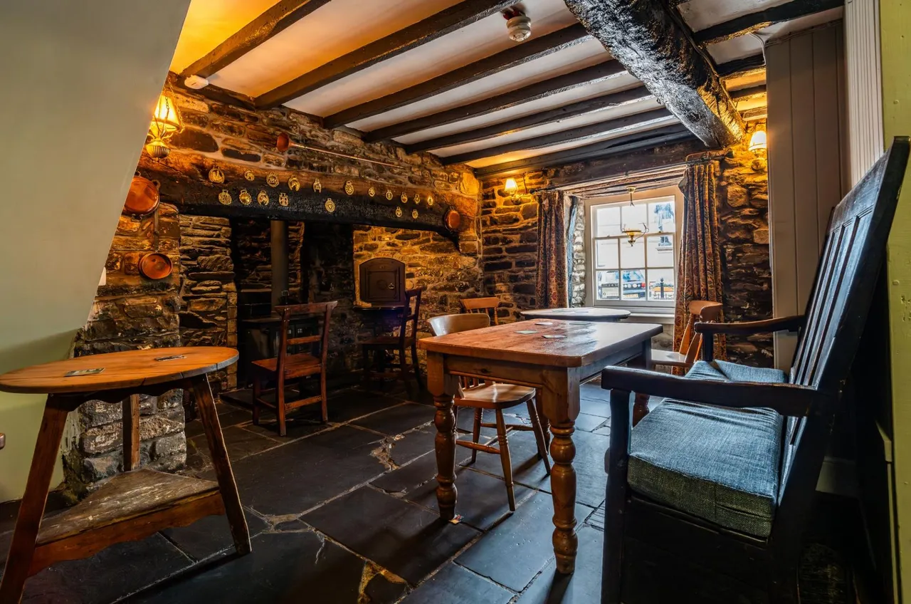 The Square, Tregaron, SY25, photo 10