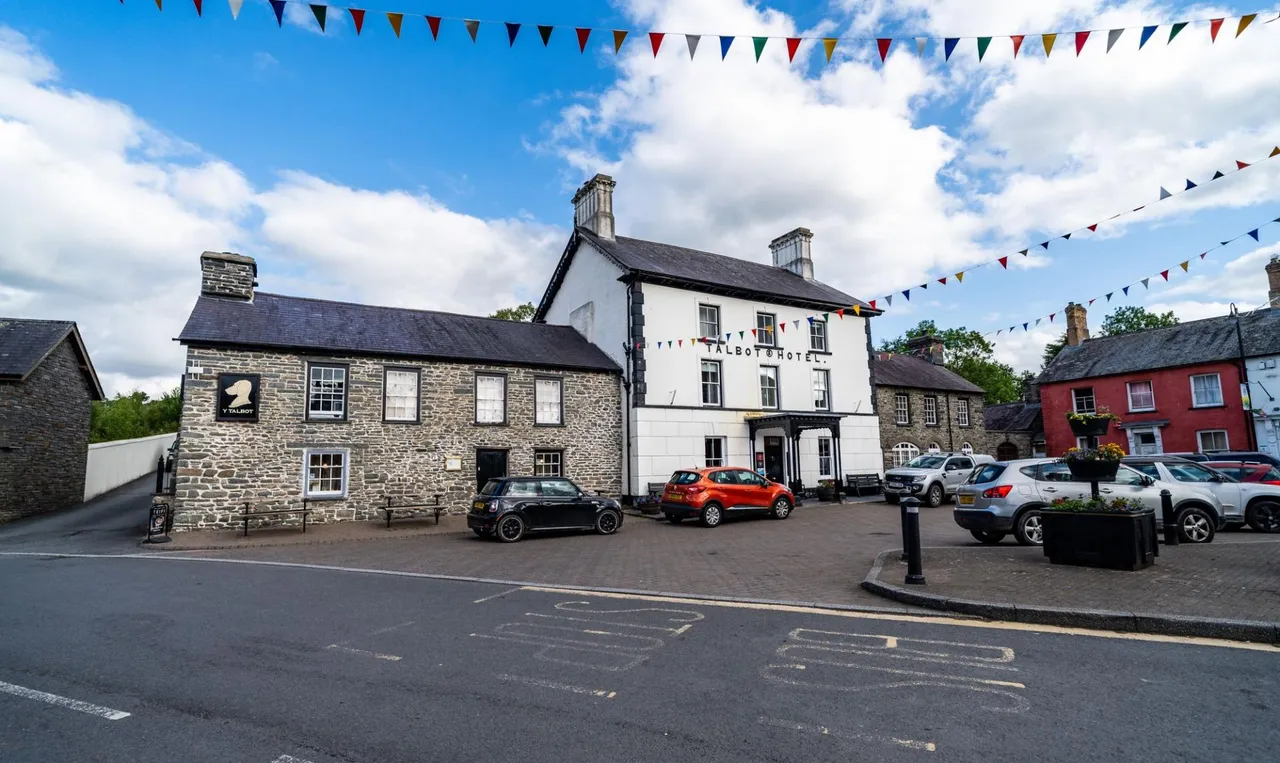 The Square, Tregaron, SY25, photo 36