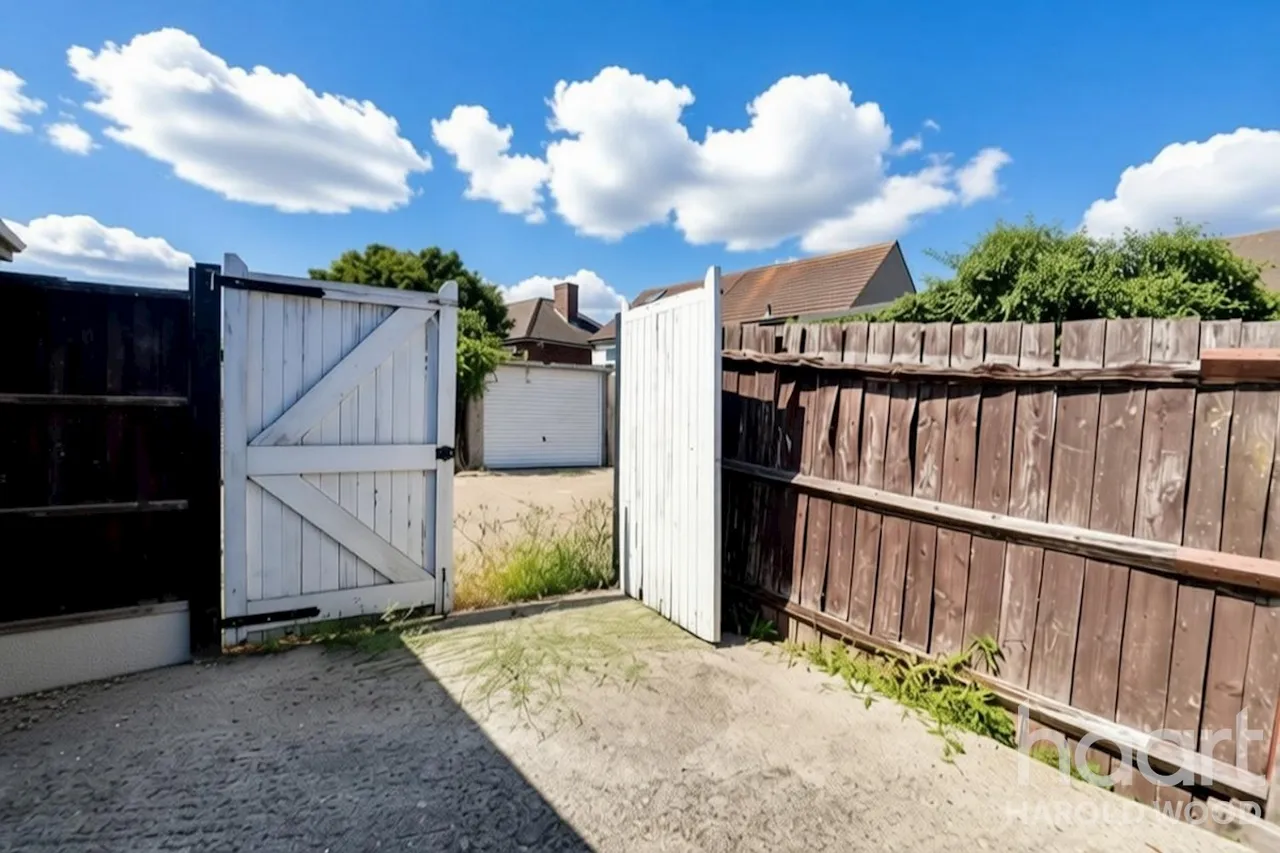Chippenham Walk, Harold Hill, RM3, photo 16