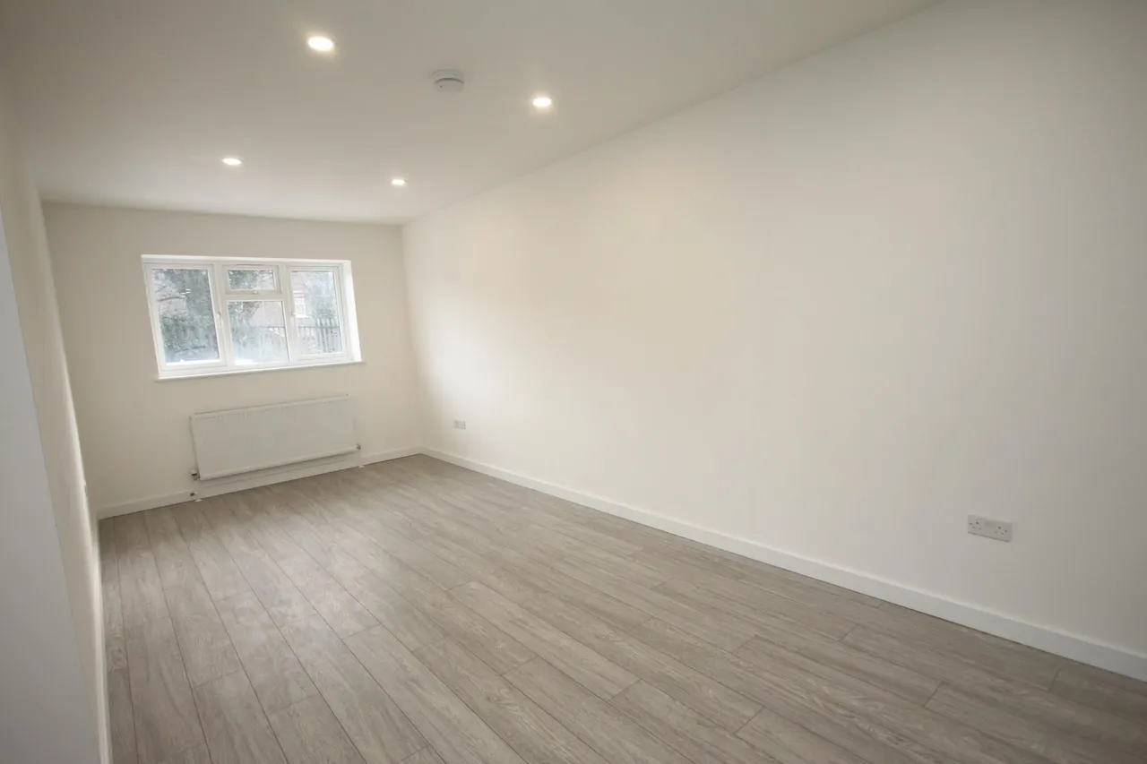 Old Bedford Road, Luton, LU2, photo 5