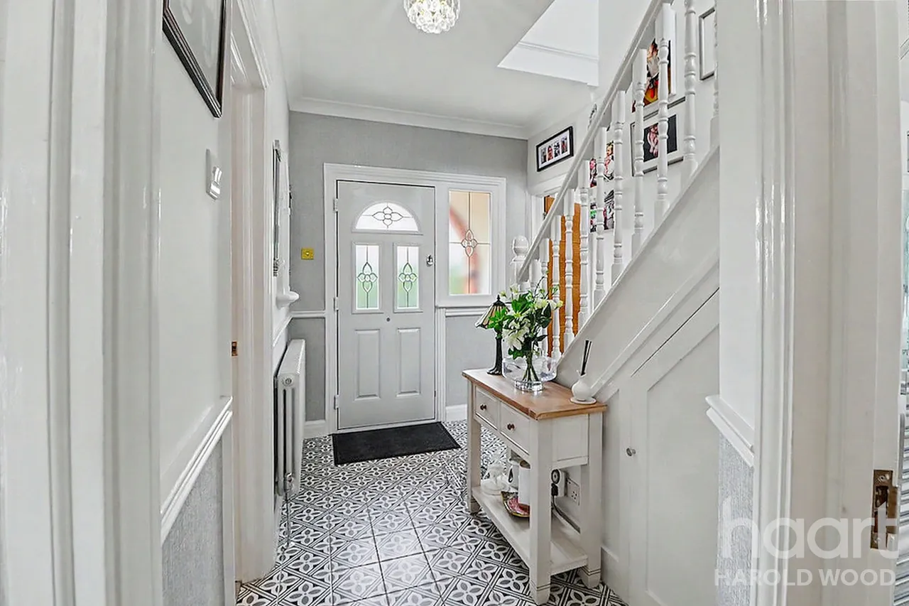 Tennyson Road, Heaton Grange, RM3, photo 4
