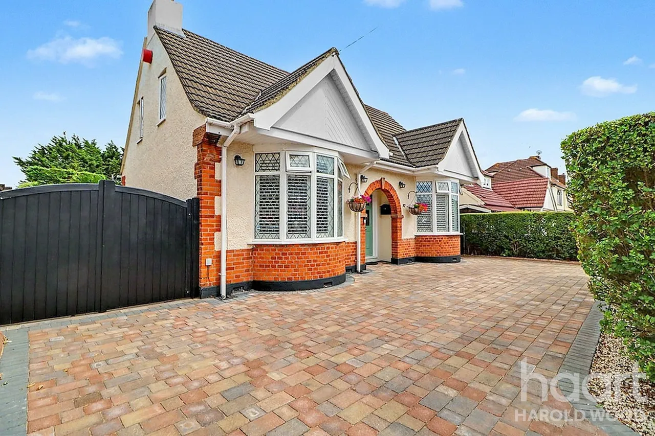 3 bed house for sale, Tennyson Road, Heaton Grange, RM3
