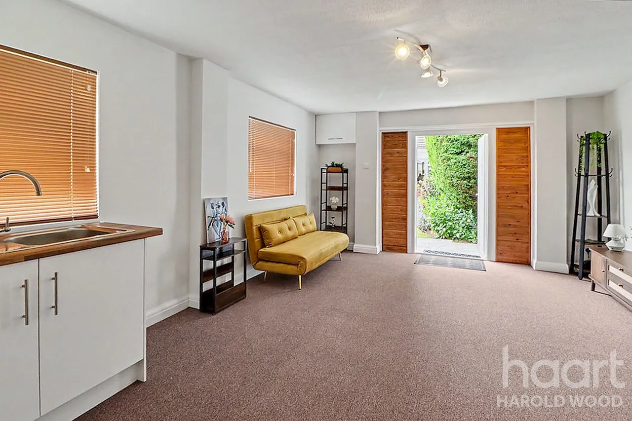 Tennyson Road, Heaton Grange, RM3, photo 20