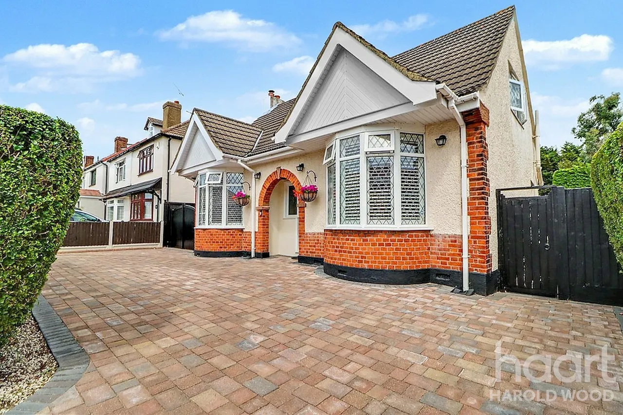 Tennyson Road, Heaton Grange, RM3, photo 2