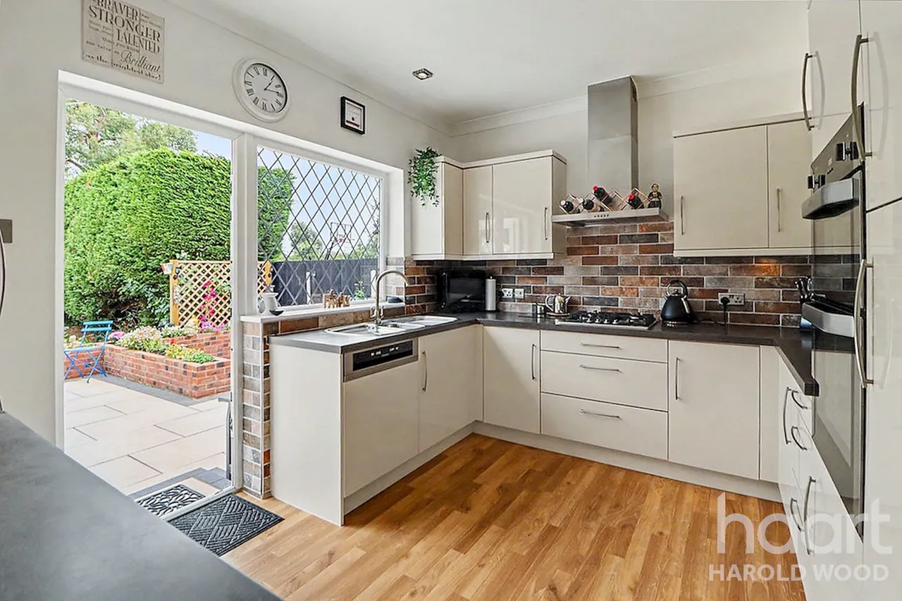 Tennyson Road, Heaton Grange, RM3, photo 8