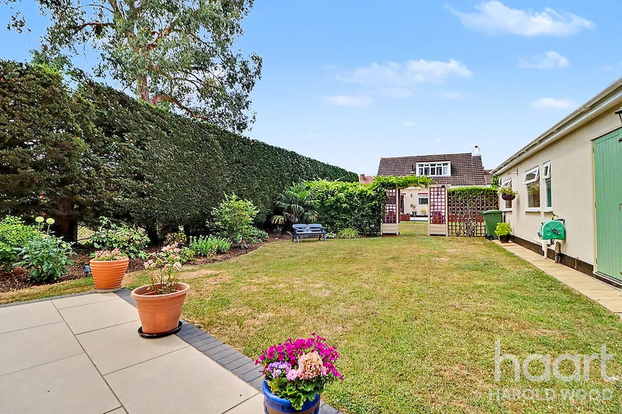 Tennyson Road, Heaton Grange, RM3, photo 22