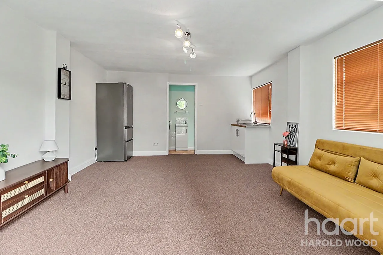 Tennyson Road, Heaton Grange, RM3, photo 19