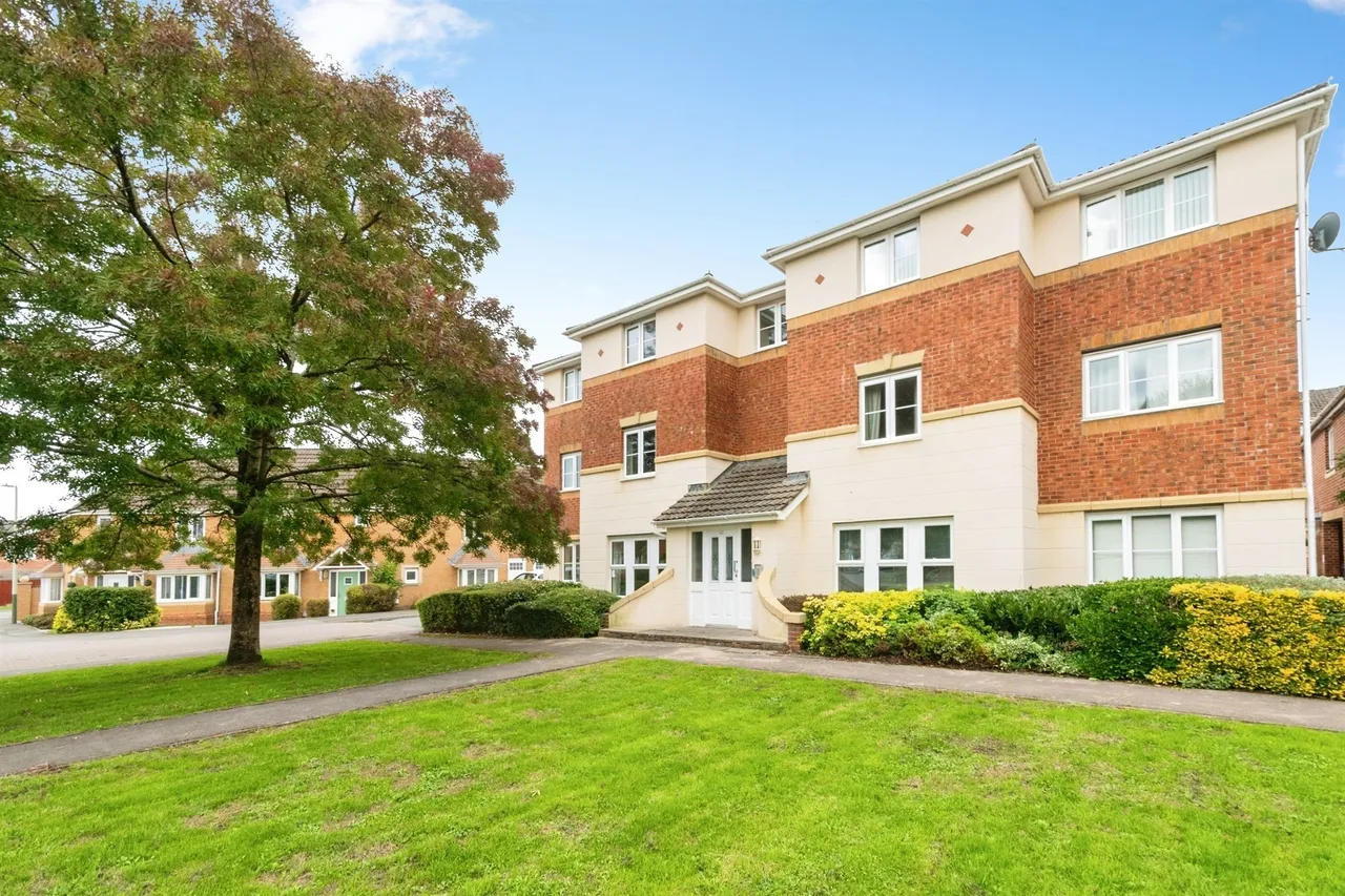 2 bed flat for sale, Small Meadow Court Caerphilly, CF83