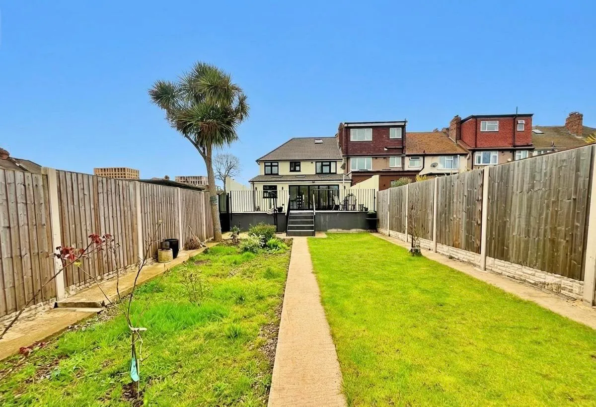 Burwell Avenue, Greenford, UB6, photo 3
