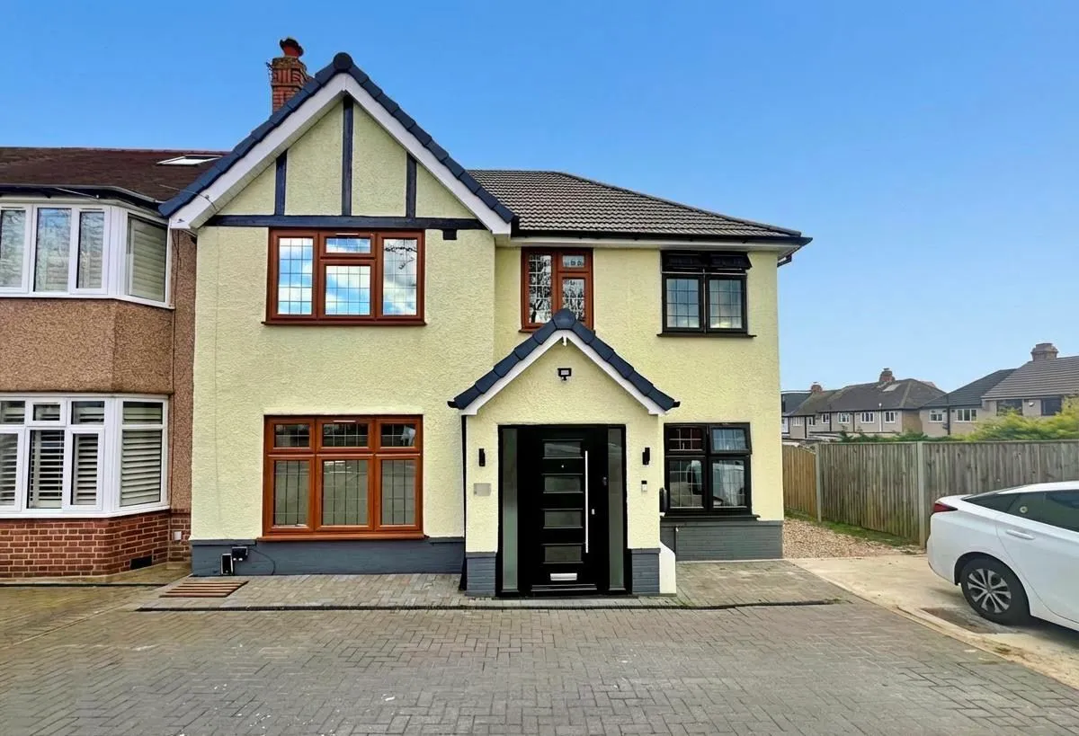 4 bed property for sale, Burwell Avenue, Greenford, UB6