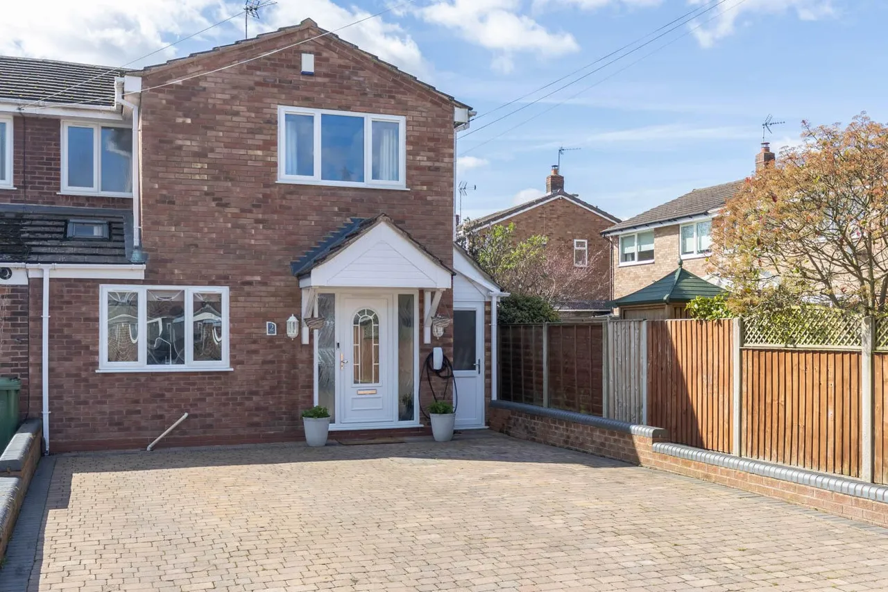 3 bed property for sale — Birchmoor Close, Birmingham B28 9NS