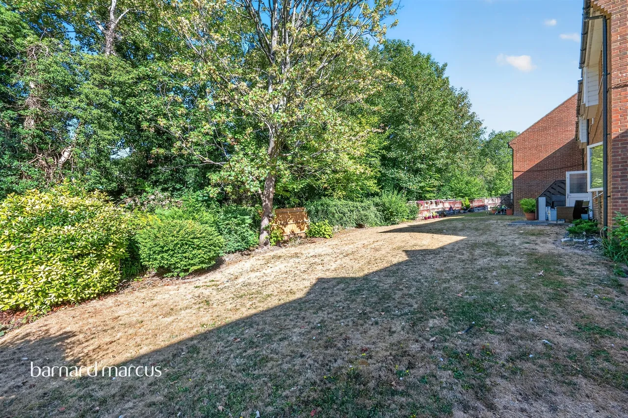 Henbit Close, Tadworth, KT20, photo 11