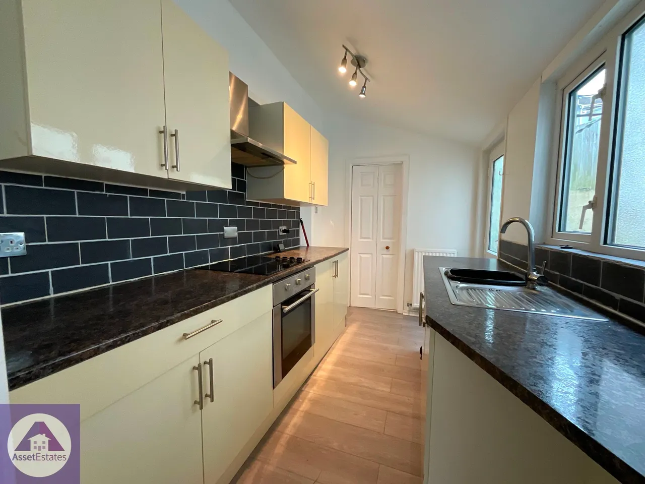 Richmond Road, Six Bells, photo 2