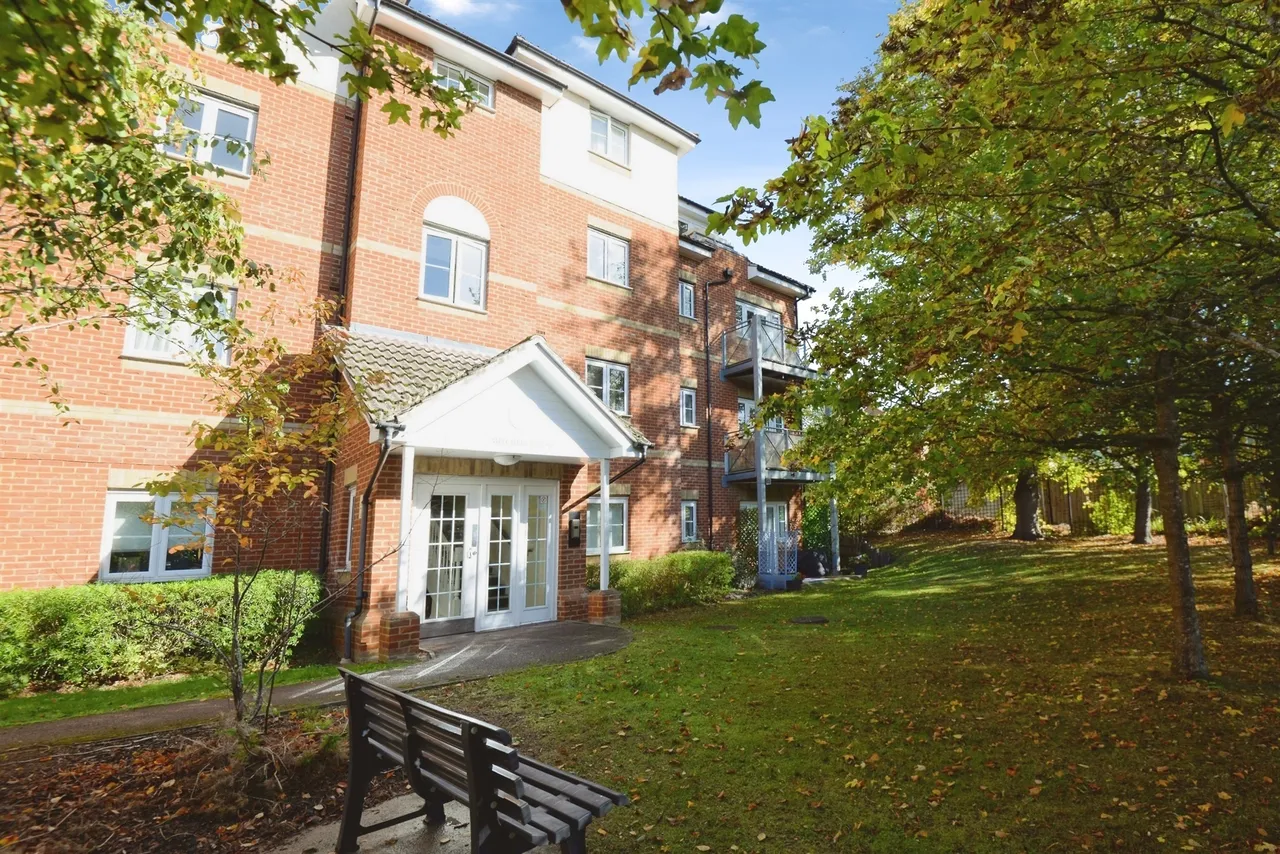 2 bed flat for sale, Coopers Rise, High Wycombe, HP13